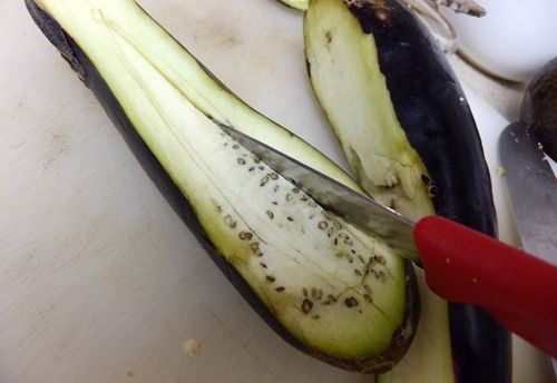 茄子を切る