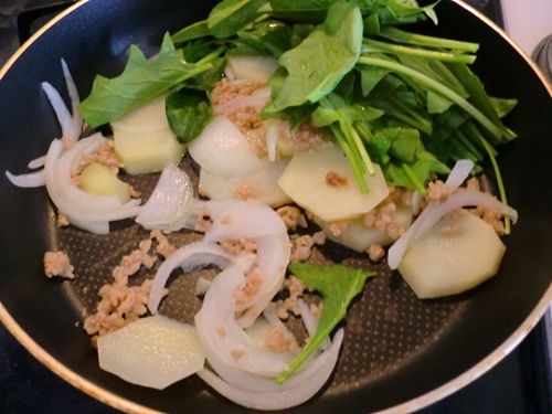 材料を炒める