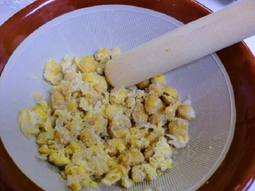 ひよこ豆をすりつぶす