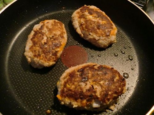 ハンバーグを焼く