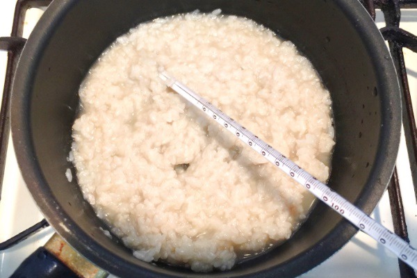 鍋に入れた米麹