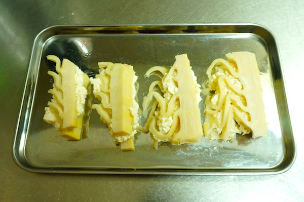 豆腐を挟む