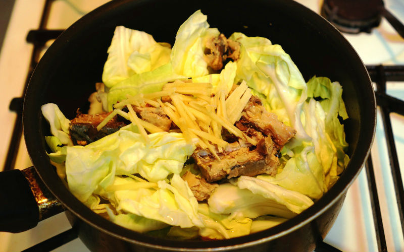 鍋に入れたキャベツ