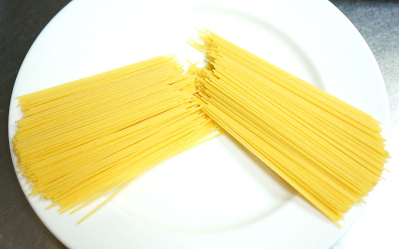 折ったパスタ